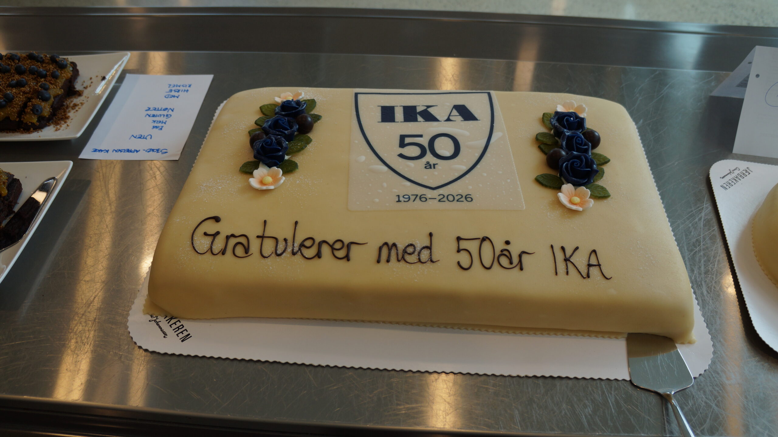 Bilde av marsipankake fra feiringen av IKA 50 år